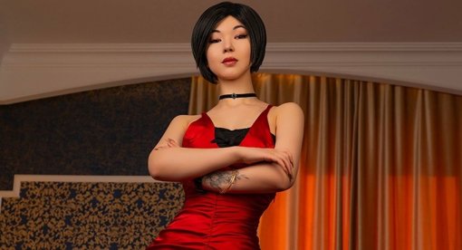 Модель с азиатской внешностью показала косплей на Аду Вонг из Resident Evil 2