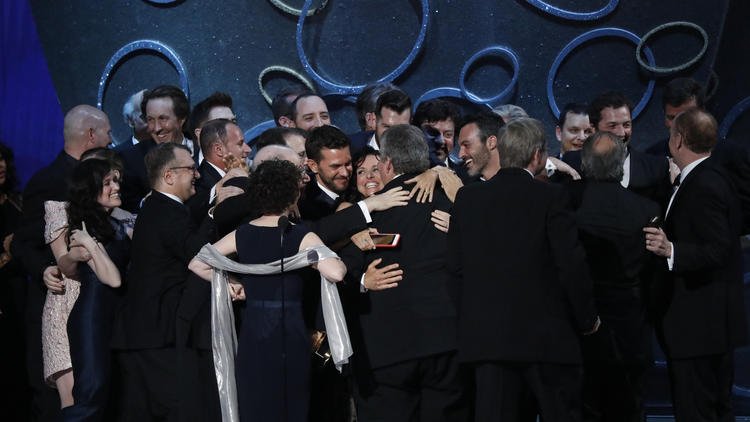 Церемония «Эмми 2016»: лучшие фото и шутки — изображение 12