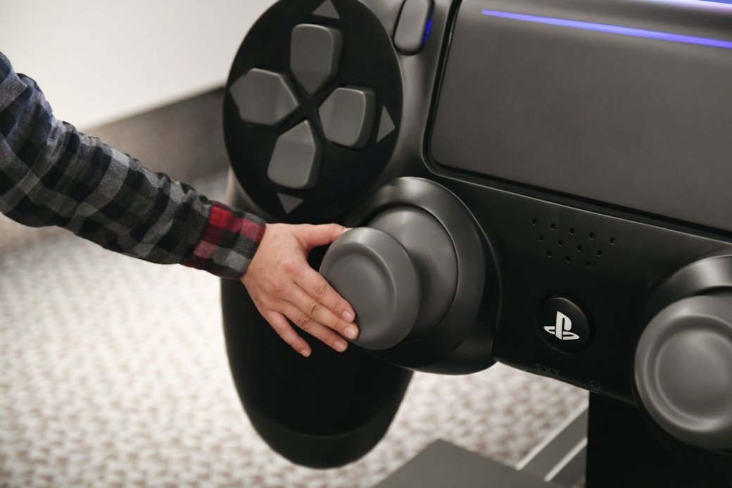 Размерчик что надо! Самый большой контроллер PlayStation 4 в мире — фото 5