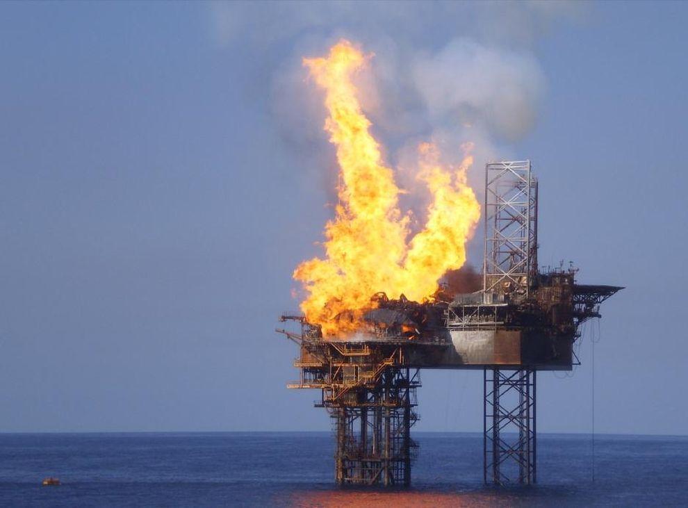 В 2000 году на нефтеперерабатывающей платформе бразильской государственной нефтяной компании «Петробрайс» произошла утечка 3180 тонн нефти. Огромное пятно двигалось в сторону материка и его пытались остановить судорожно строящимися барьерами. Удалось лишь с пятого раза. Последствия для природы — колоссальные. Штраф для компании составил всего 86 млн долларов.