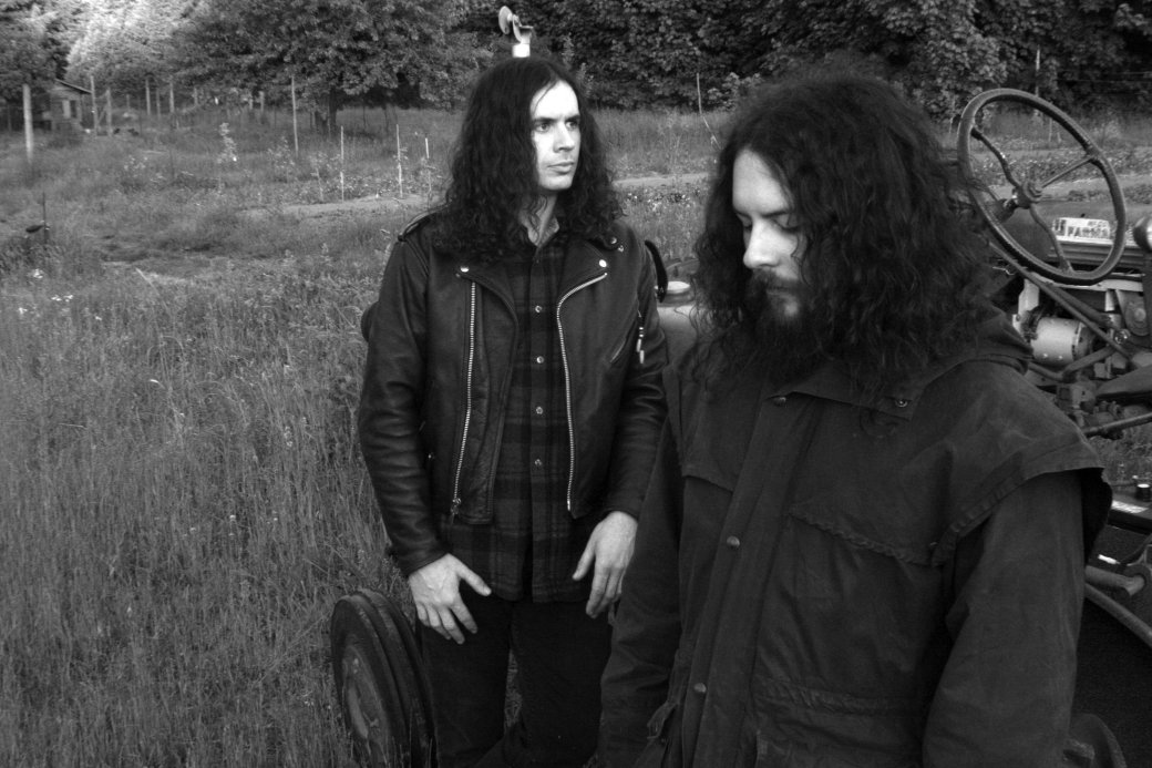 **Wolves in the Throne Room — Celestite (8 июля на Artemisia)**

Американская группа братьев Уиверов бросила блэк-метал ради чего-то, скорее напоминающего эмбиент, а то и нью-эйдж. Распрощавшись со старым звуком, они не потеряли старый дух и по-прежнему остаются самой заметной группой на сцене, где после группы Weakling себя мало кто проявлял.