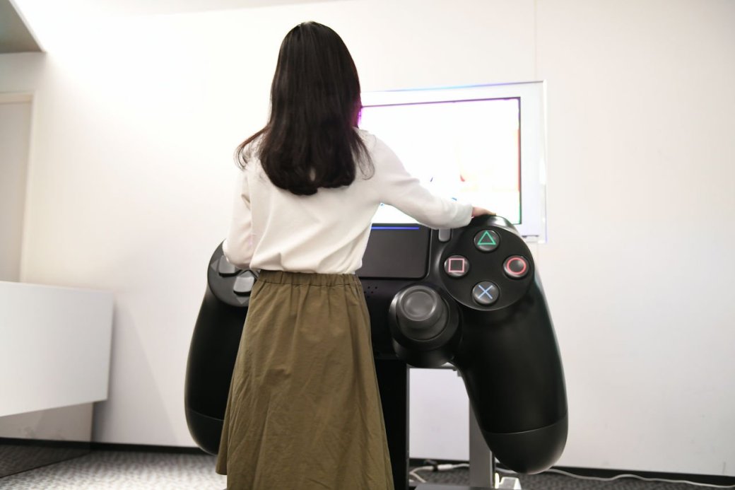 Размерчик что надо! Самый большой контроллер PlayStation 4 в мире — фото 1