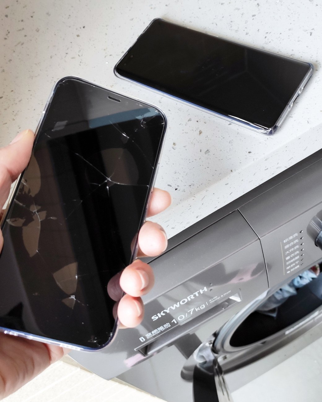 iPhone 12 и Huawei Mate 40 случайно попали в стиральную машину и выжили — фото 1