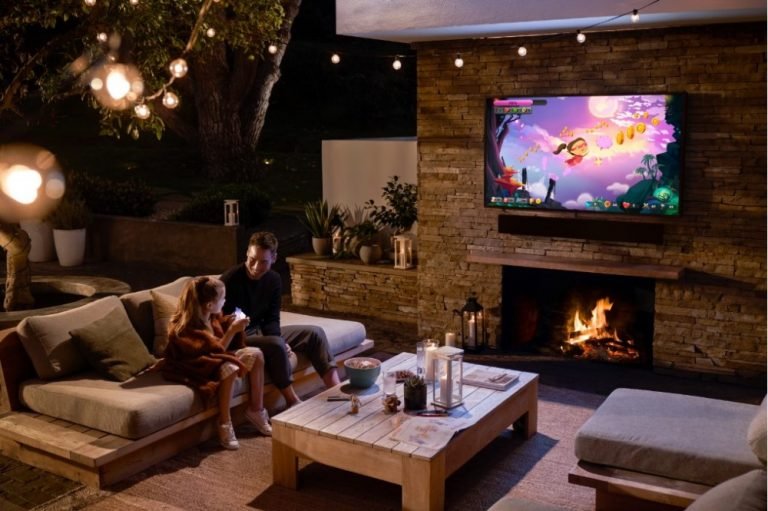 Samsung представила в России дорогие 4К-телевизоры Terrace для улицы, дачи или частного дома — фото 1