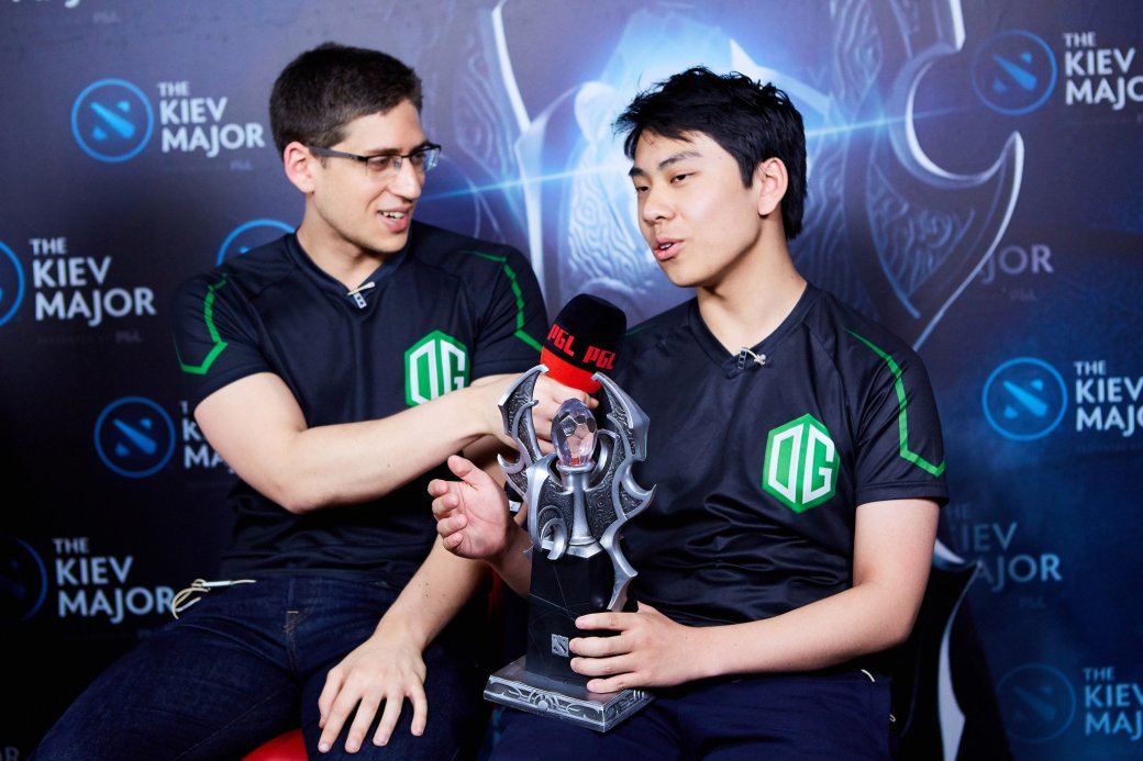 Fly и Ana с трофеем The Kiev Major