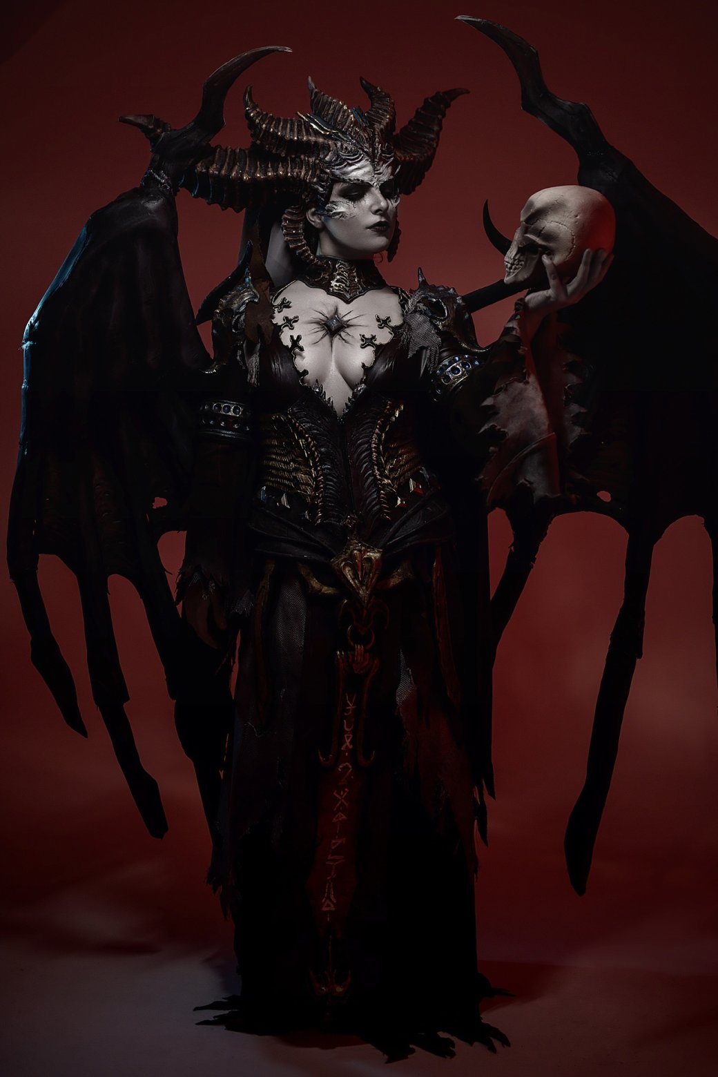Модель снялась в образе жутковатой и притягательной Лилит из Diablo 4 — изображение 7