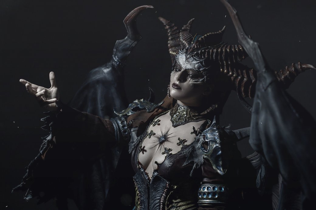 Модель снялась в образе жутковатой и притягательной Лилит из Diablo 4 — изображение 6