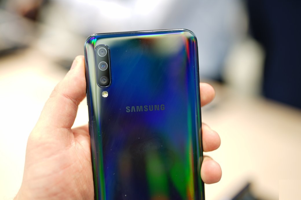 Samsung Galaxy A70 представили официально: четыре камеры на 77 Мп и зарядка быстрее флагманов — фото 1