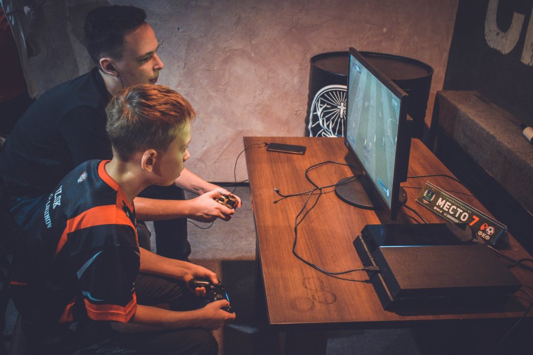 На фото победитель Кубка России по FIFA 17 Кирилл Ординарцев и 12-летний фифер Игорь Логинов.