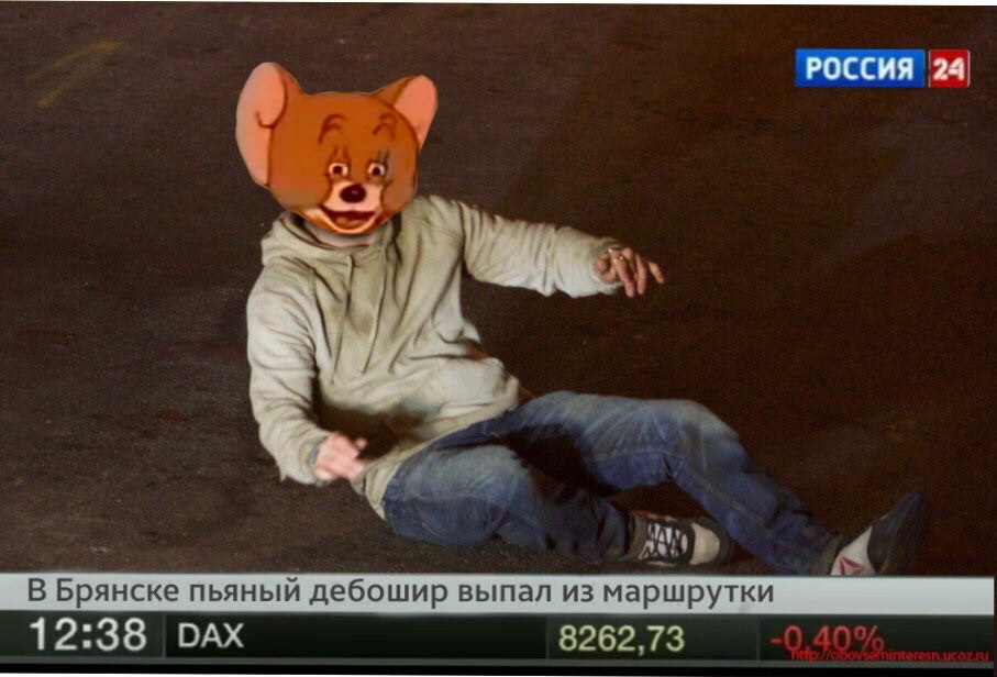 Том Харди присел на асфальт во время съемок «Венома» — и стал героем фотожаб — фото 3