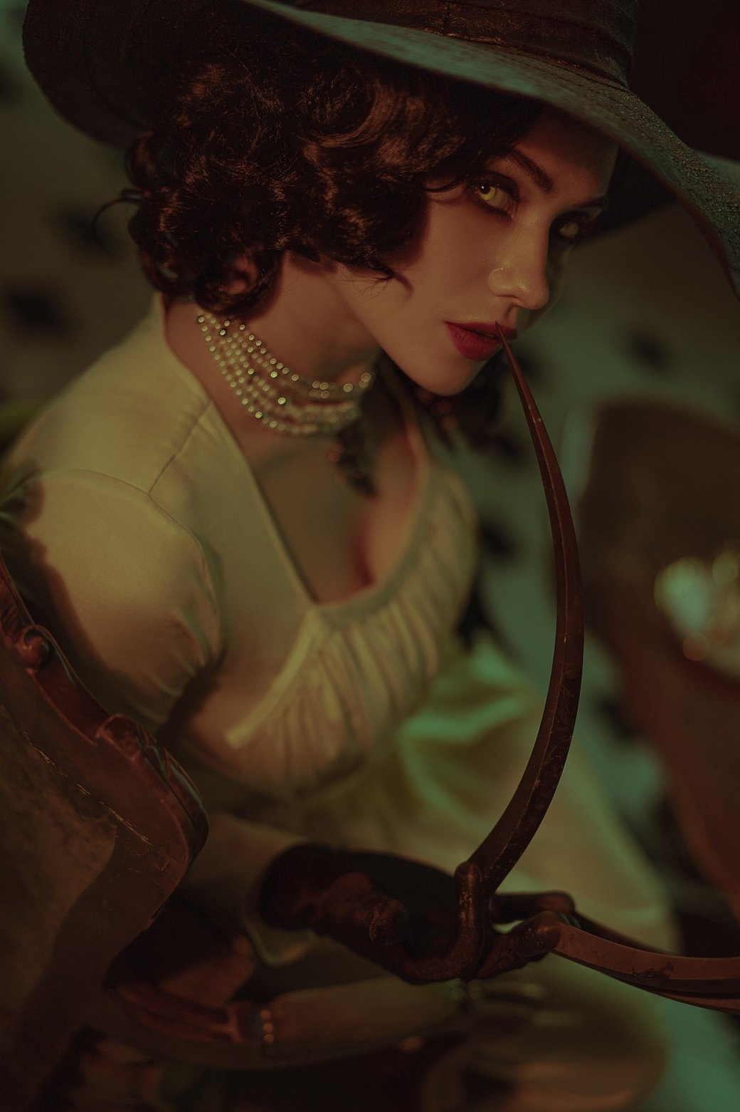 Галерея Косплеер исполнила роль роскошной леди Димитреску из Resident Evil Village - 6 фото