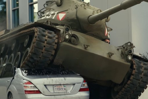 Арнольд Шварценеггер переехал Mercedes на собственном танке в промо для Netflix