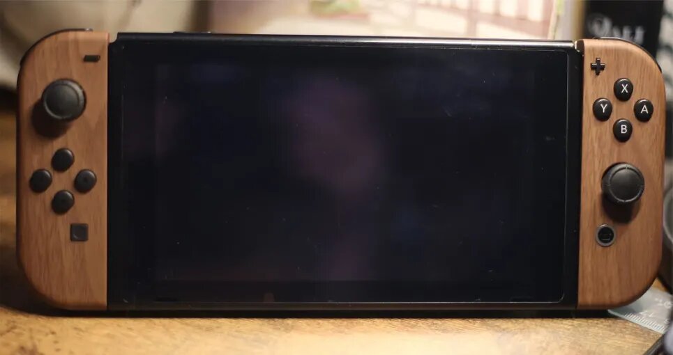 Художница превратила Nintendo Switch в произведение искусства — фото 3