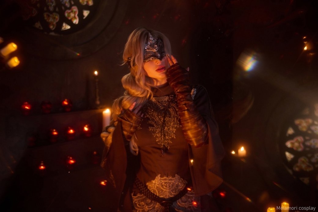Модель перевоплотилась в таинственную Хранительницу Огня из игры Dark Souls 3 — изображение 3