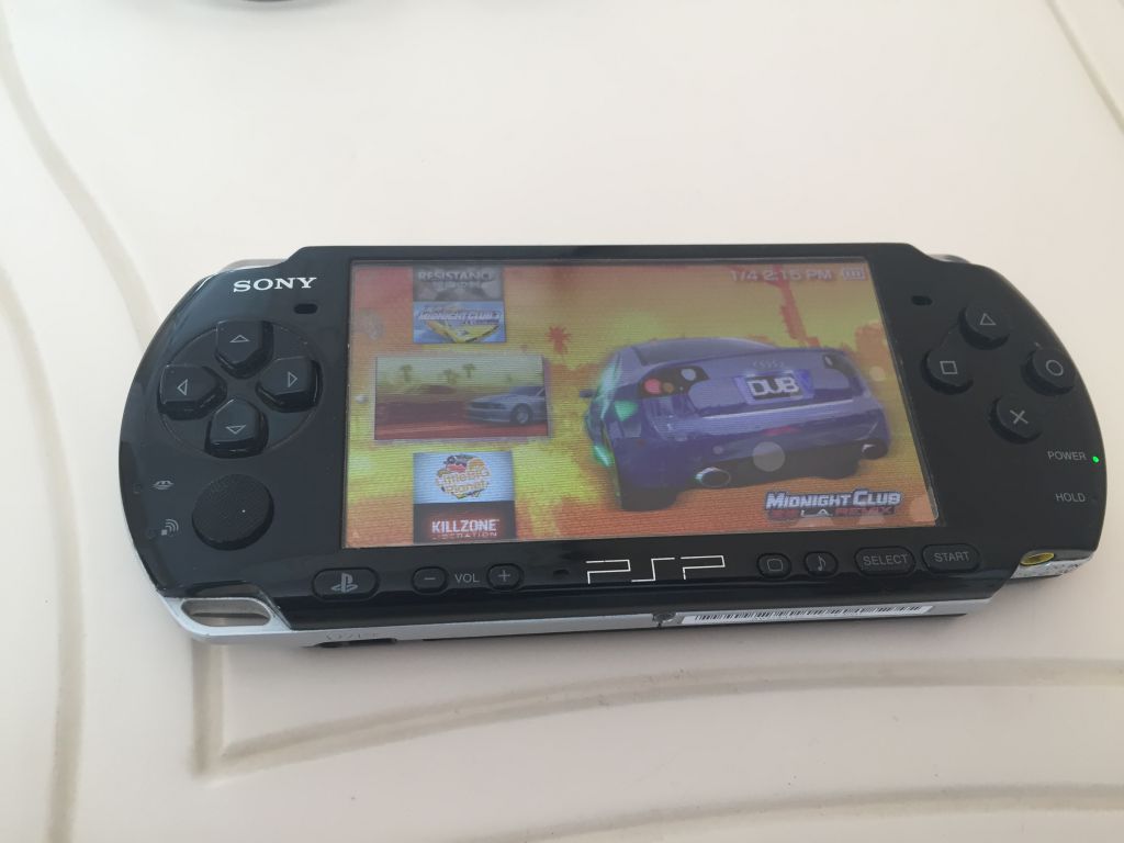 До мобильного гейминга на смартфонах был PSP. Уникальная для своего времени портативная приставка, работающая от мини-дисков, позволяла запускать игровые хиты, например, God of War или GTA, и рубиться где угодно.