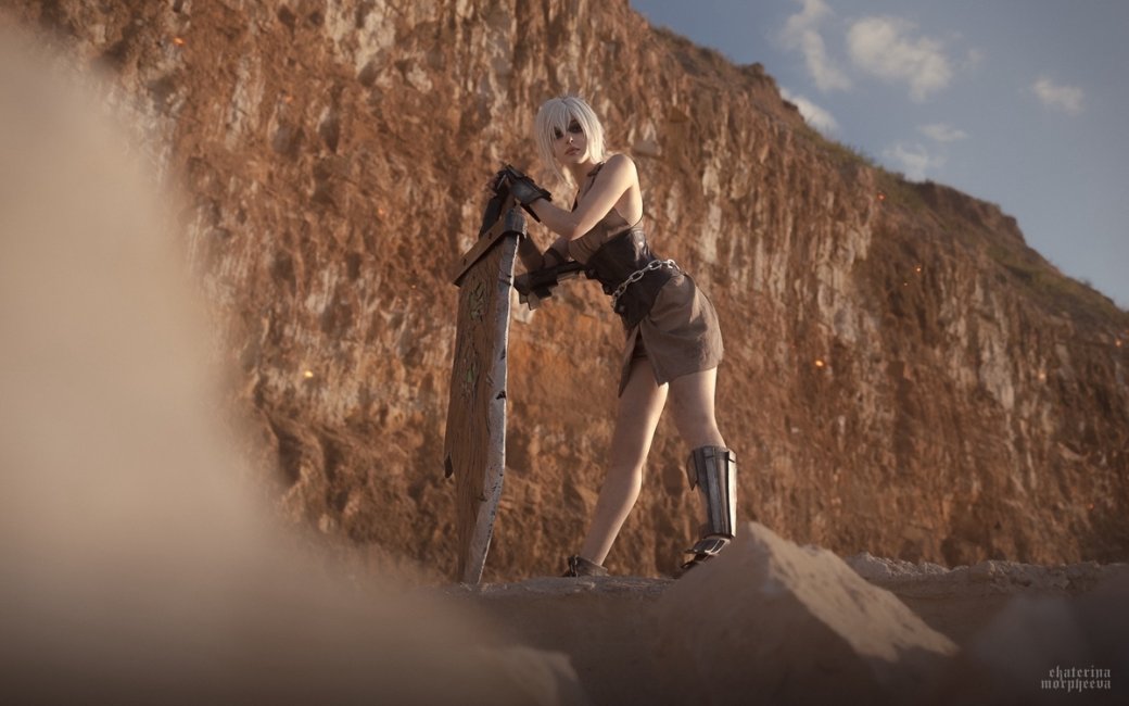 Галерея Модель предстала в образе опасной Ривен из игры League of Legends - 20 фото