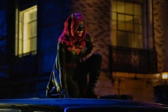 Почему в готэмском кроссовере The CW нет Бэтмена? Первый намек на его судьбу в этой вселенной — фото 1