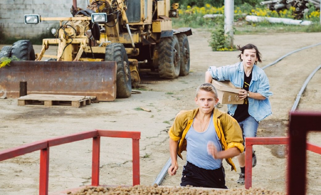 Первый взгляд на сериал «Мир! Дружба! Жвачка!». Подростки в ельцинской России — фото 2