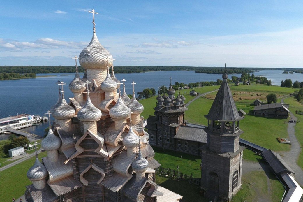 Все храмы, находящиеся на территории музея-заповедника «Кижи», включены в состав Спасо-Кижского Патриаршего подворья

Источник: Getty Images
