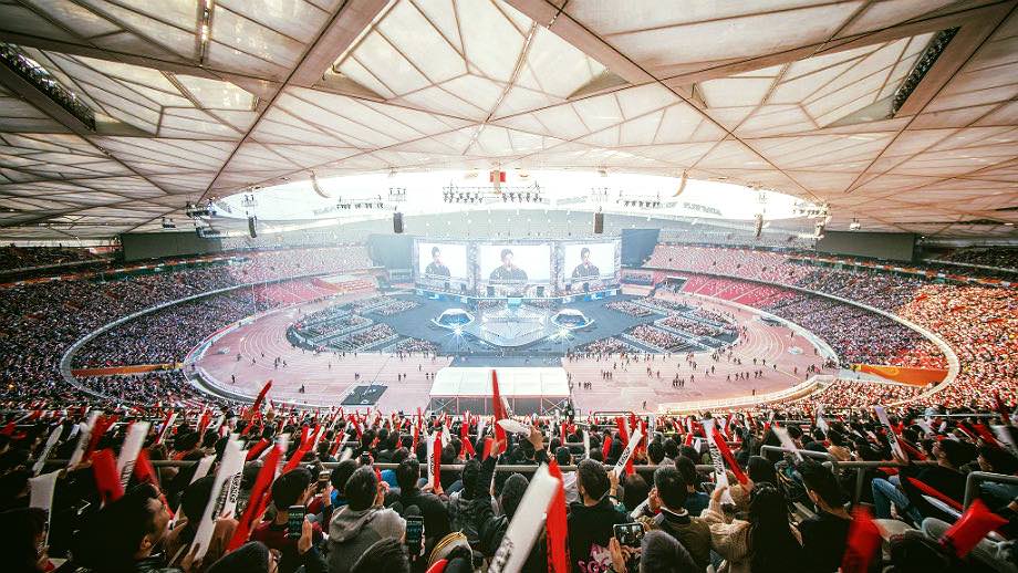 Подпись: Чемпионат мира по LoL, 40 000 зрителей на стадионе, 100 миллионов — онлайн.