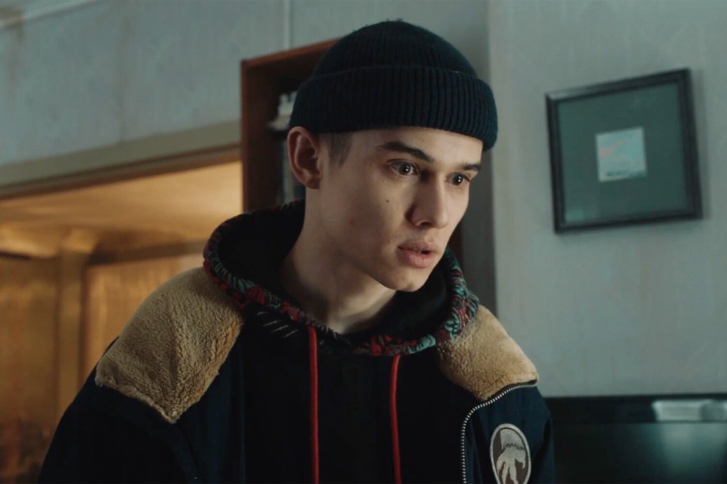 Абсурдный юмор и неочевидные сюжетные повороты — главные фишки сериала со звездой «Слова пацана»

Источник: Premier