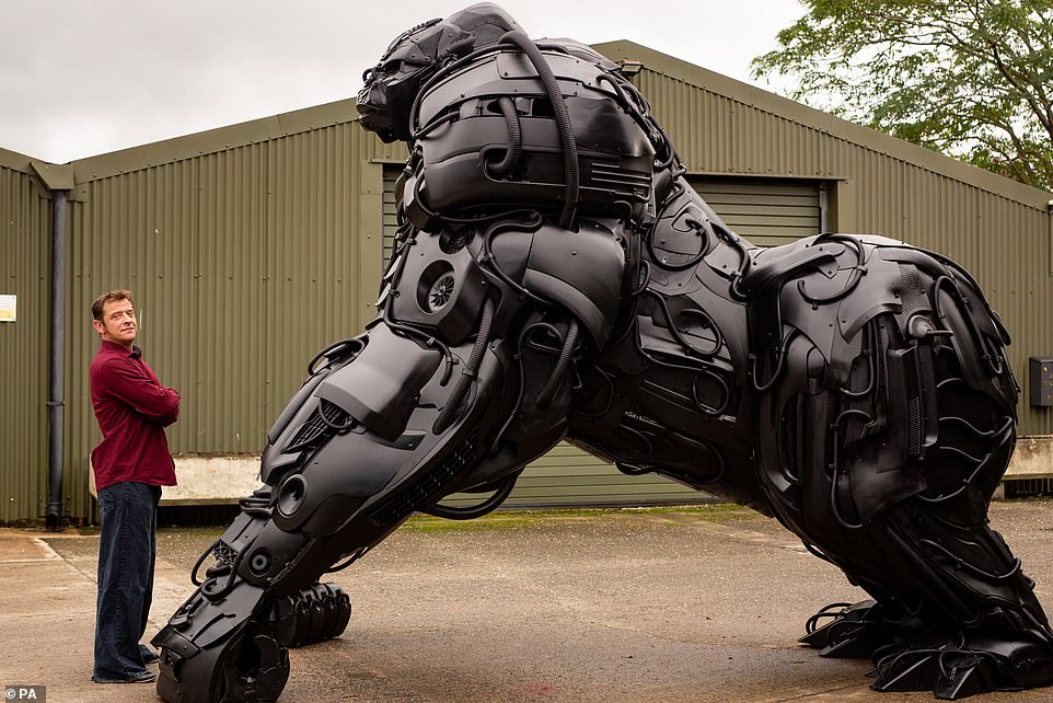 Галерея Апокалиптическая горилла, терминатор и горилла-Дарвин: скульптор создает огромные статуи из металла - 4 фото