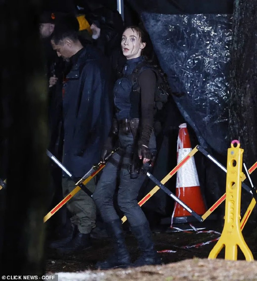 На новых кадрах со съёмок сериала Tomb Raider показали Софи Тёрнер с кинжалом — изображение 11