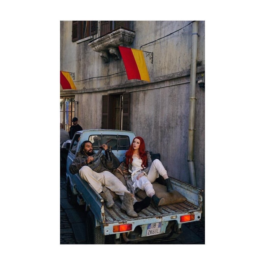 Галерея Фотографии Эмбер Херд со съемок и премьеры «Аквамена» стали поводом для шуток - 8 фото