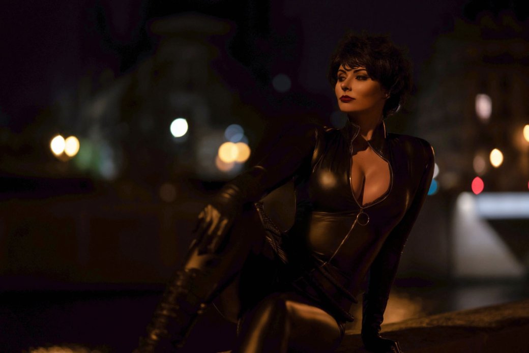 Модель предстала в образе игривой Женщины-кошки из DC — изображение 8