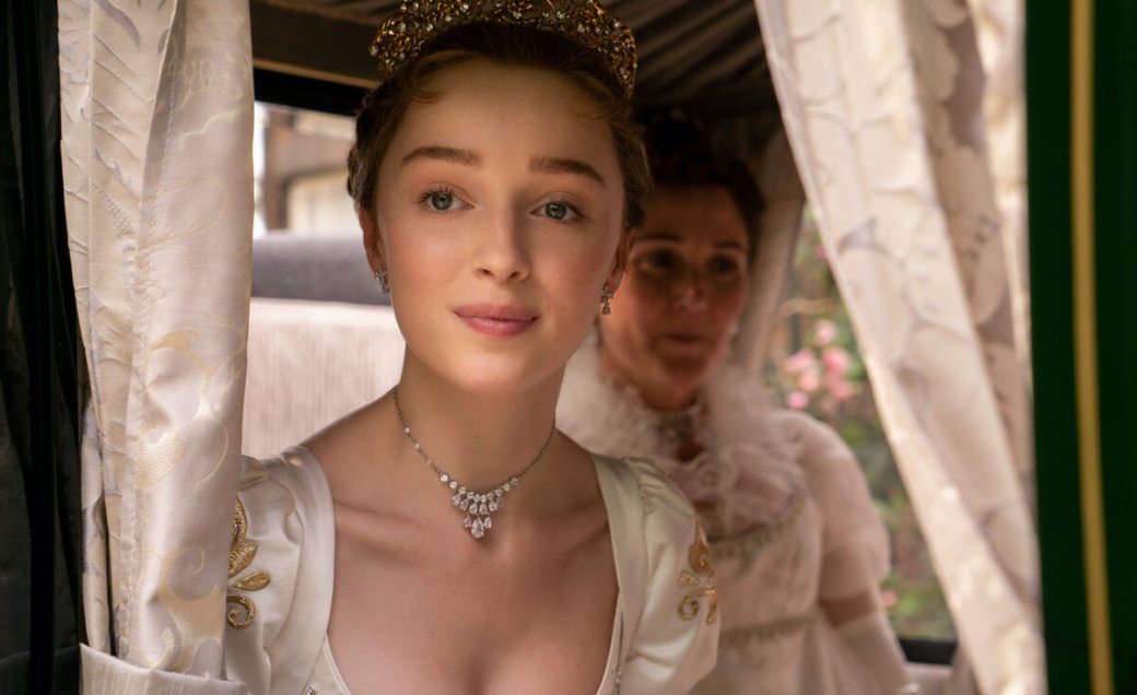Фиби Дайневор на кадре из сериала «Бриджертоны»