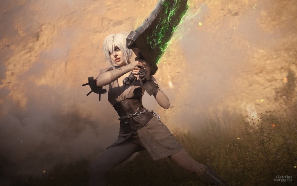 Модель предстала в образе опасной Ривен из игры League of Legends — изображение 8