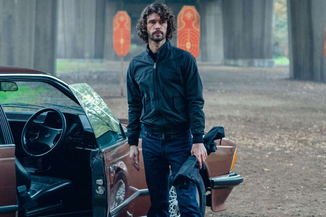 По словам сценариста Джо Бартона, сериал частично вдохновлён реальными скандалами, связанными с полицейскими под прикрытием

Источник: Netflix
