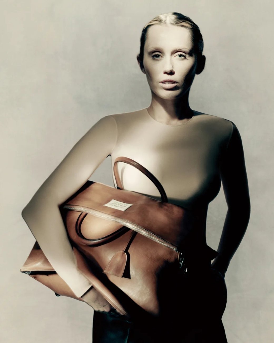 Галерея Майли Сайрус снялась обнажённой в кампании Maison Margiela осень-2025 - 9 фото