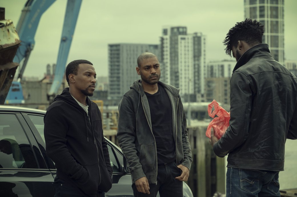 Третий сезон (2019) на Netflix часто считается первым. Первые два сезона (2011–2013) были переименованы в «Главарь: Летний домик» (Top Boy: Summerhouse), чтобы новые зрители не путались, хотя сюжет хронологически последователен

Источник: Netflix