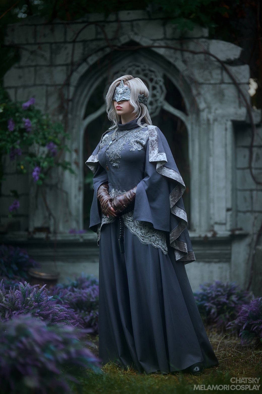 Галерея Модель снялась в облике изящной Хранительницы огня из Dark Souls 3 - 3 фото