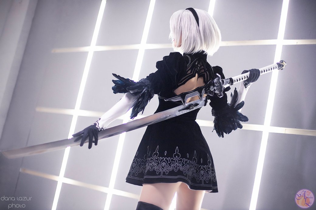 Россиянка показала косплей на 2В из NieR: Automata в коротком платье с декольте — изображение 2