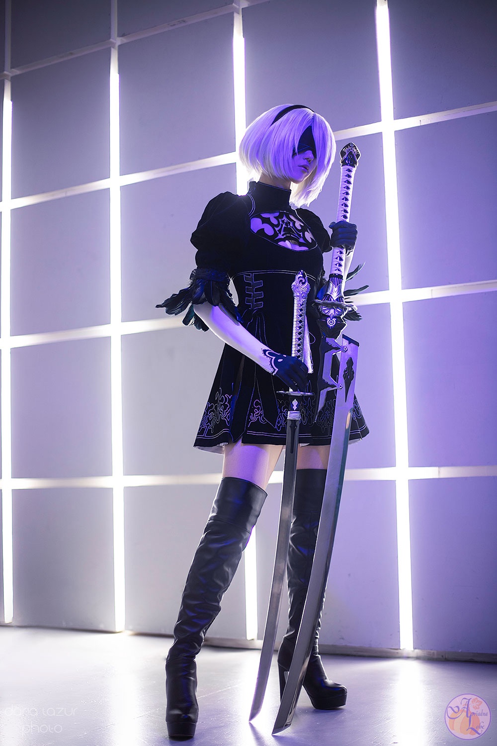 Россиянка показала косплей на 2В из NieR: Automata в коротком платье с декольте — изображение 3