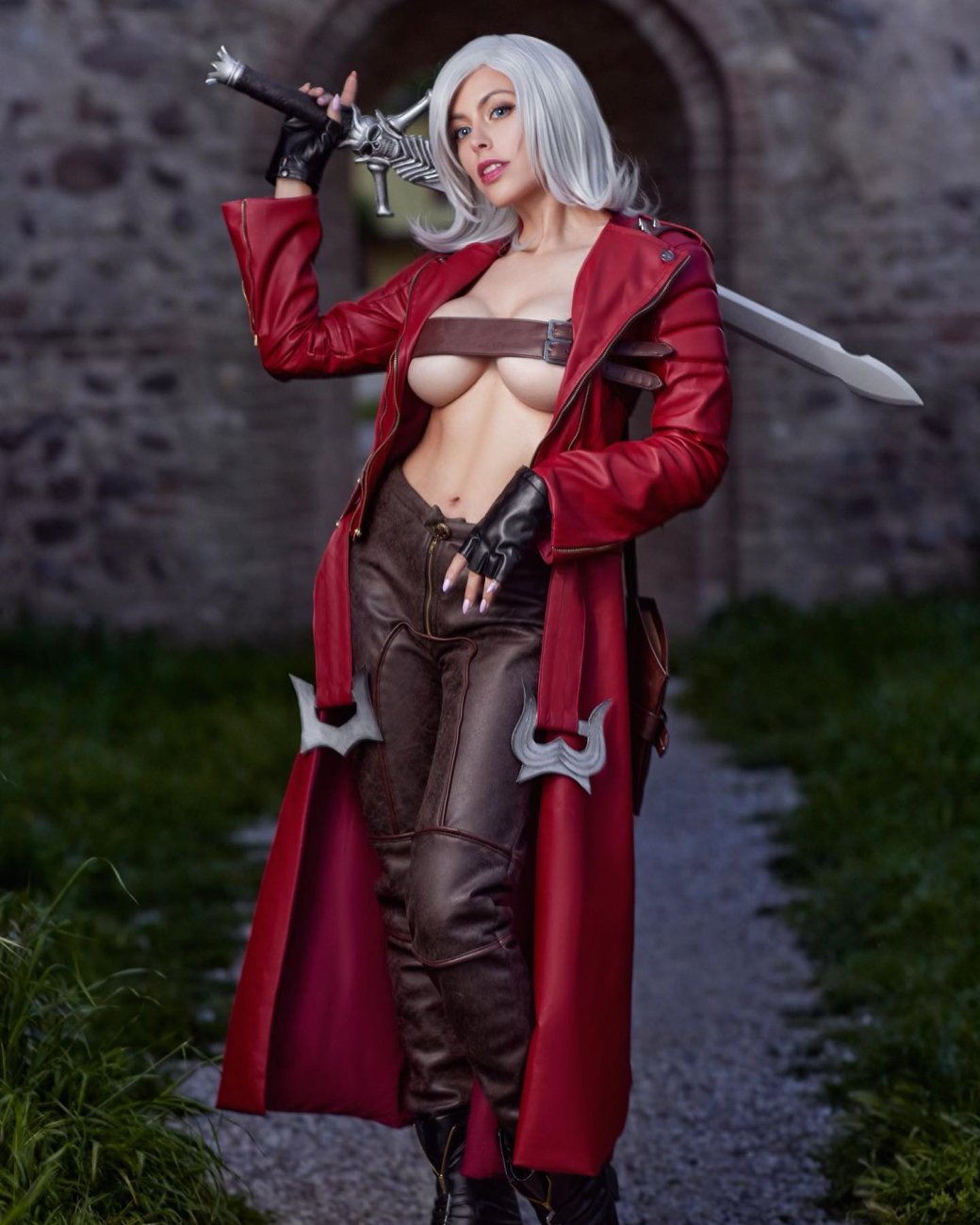 Модель сделала зрелищный косплей женской версии Данте из Devil May Cry 3 — изображение 4