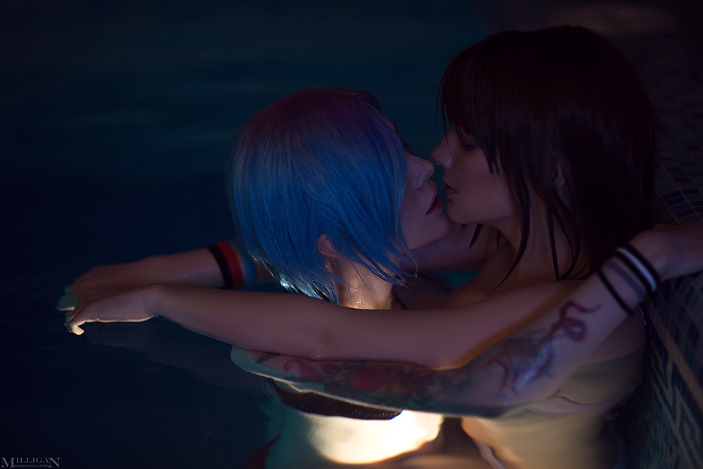 Горячий косплей веселящихся в бассейне Хлои и Макс из Life is Strange — фото 7