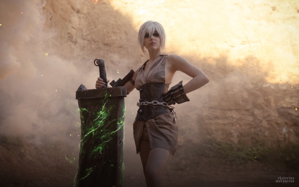 Модель предстала в образе опасной Ривен из игры League of Legends — изображение 6