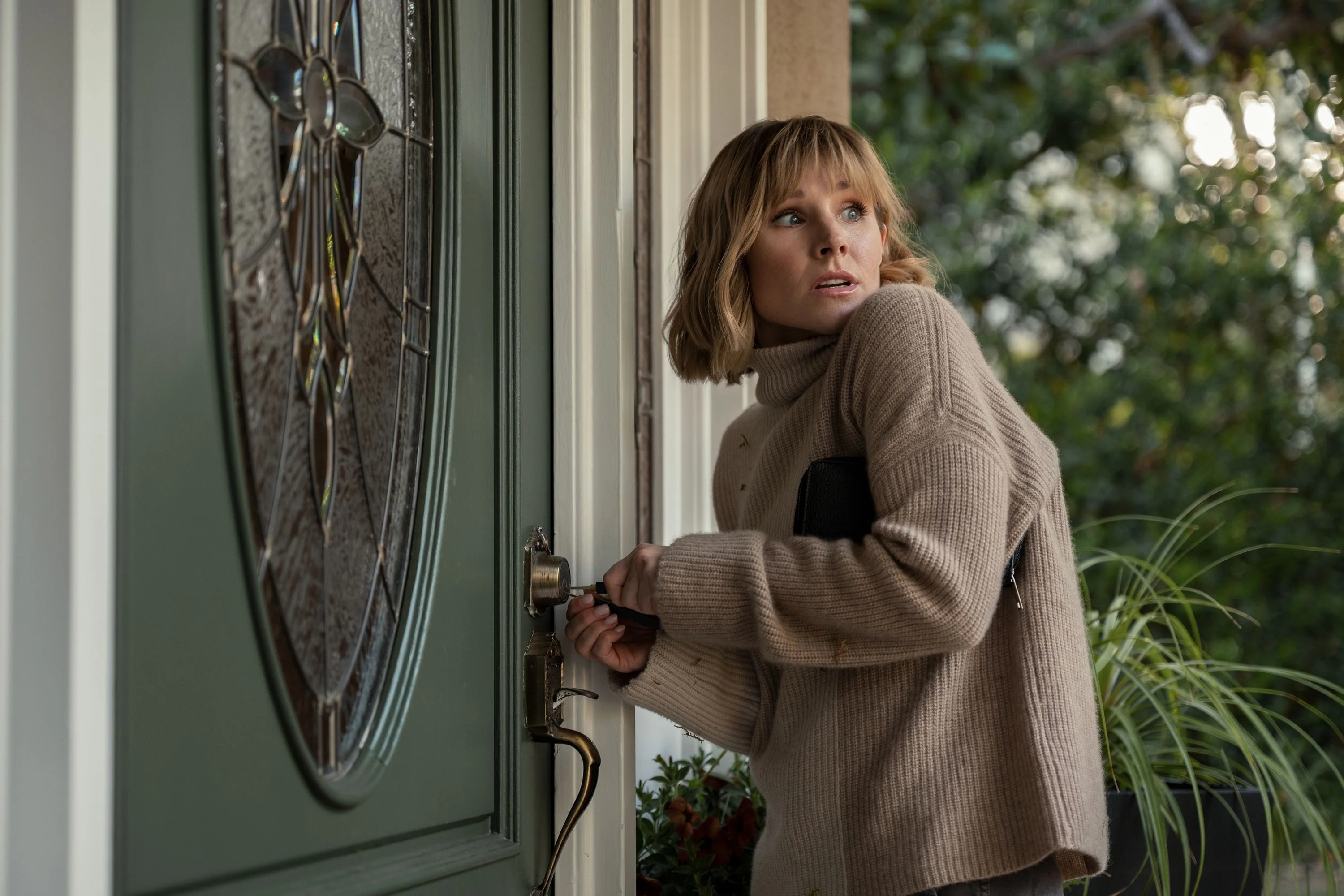 «Женщина в доме напротив девушки в окне» (The Woman in the House Across the Street from the Girl in the Window) - кадр 7