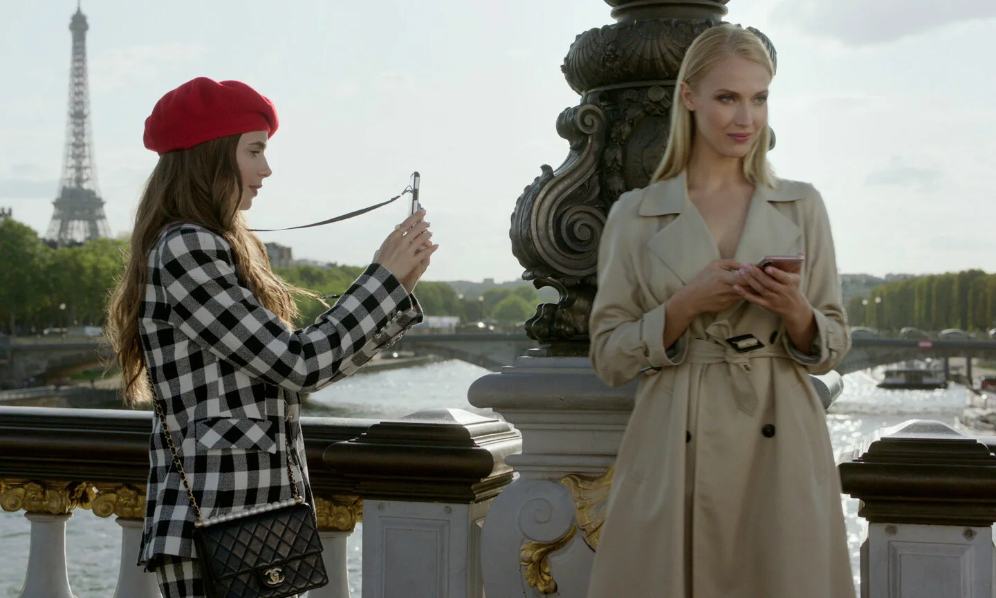 «Эмили в Париже» (Emily in Paris) - кадр 13