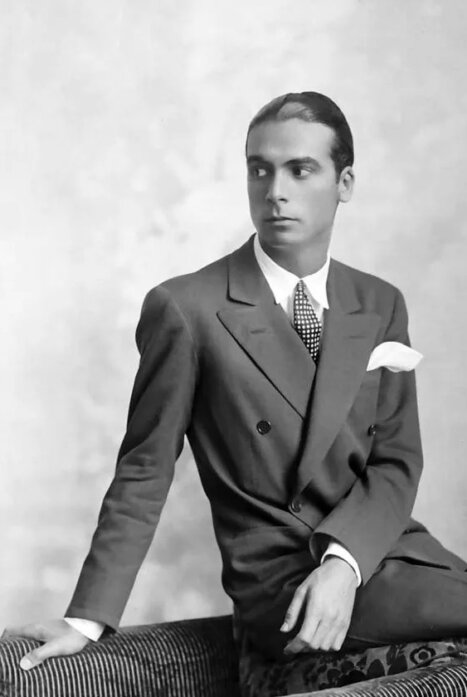 Кристобаль Баленсиага (Cristóbal Balenciaga) (сериал, 1 сезон) – Канобу